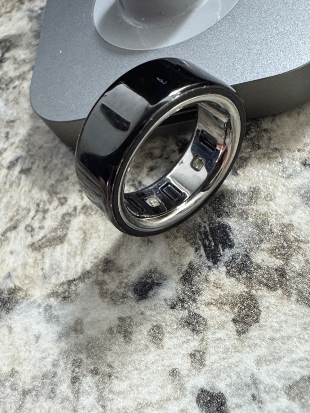 Black Oura Ring w/ Charging Stand - Used